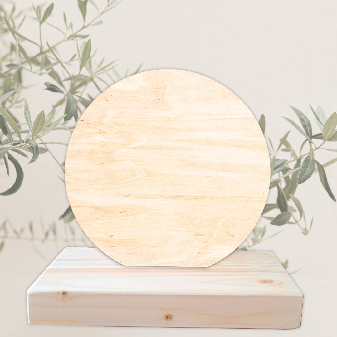 Trofeo de madera de chopo de forma circular con base de abeto para mantenerse en pie. Gran superfície para personalizar grabado a láser o impreso a todo color con el diseño a gusto del cliente.