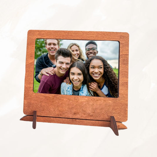 Marco de fotos de madera en horizontal neutro, preparado para personalizar mediante grabado a láser.