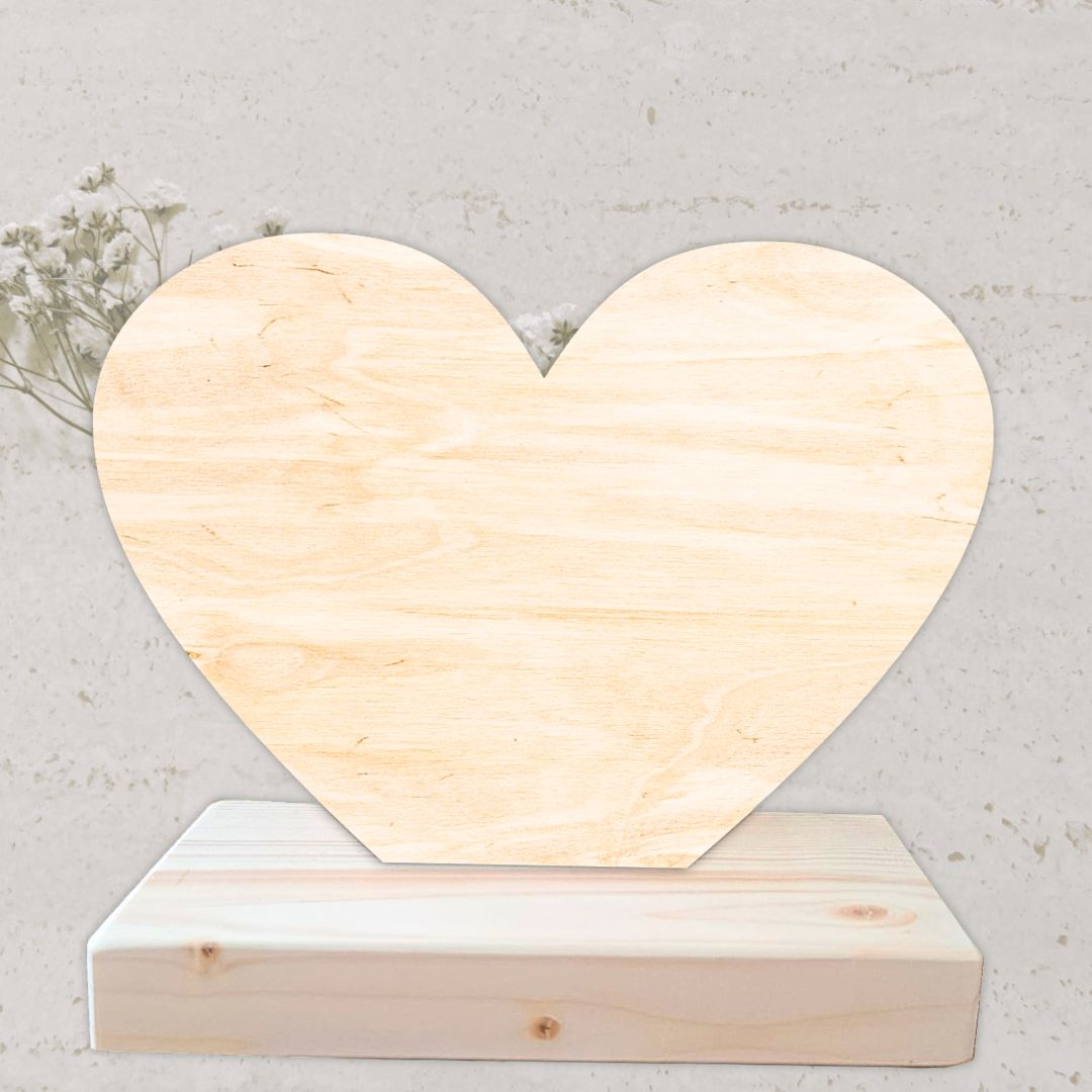 Trofeo de madera de chopo de forma de corazón, con base de abeto para mantenerse en pie. Gran superfície para personalizar grabado a láser o impreso a todo color con el diseño a gusto del cliente.