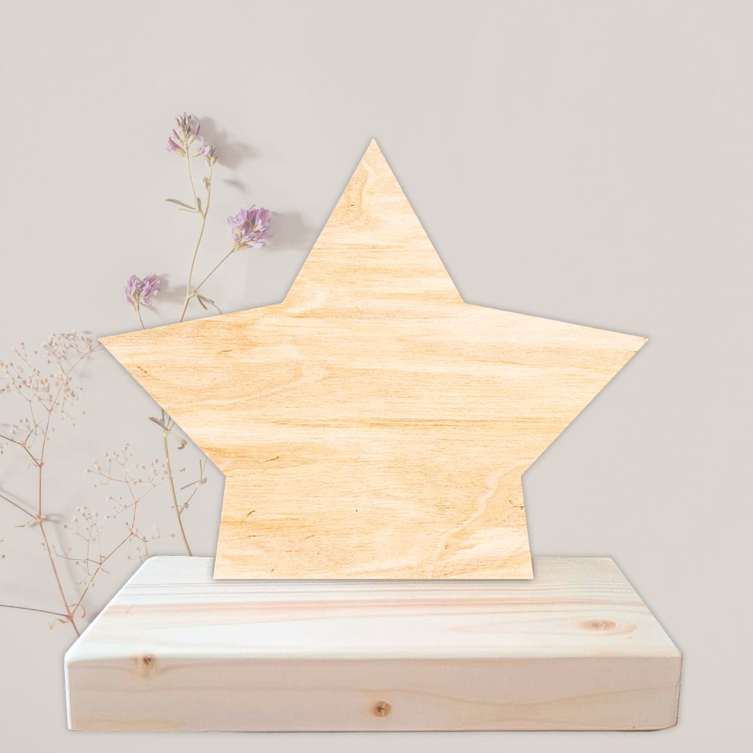 Trofeo de madera de chopo de forma de estrella con base de abeto para mantenerse en pie. Gran superfície para personalizar grabado a láser o impreso a todo color con el diseño a gusto del cliente.