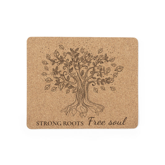 Alfombrilla para ratón de ordenador hecha de corcho, vista cenital. Grabado en ella hay un árbol de la vida dibujado a mano con distintos tipos de hojas y en la parte inferior, centrado en el dibujo, la frase: "Strong roots, Free soul"
