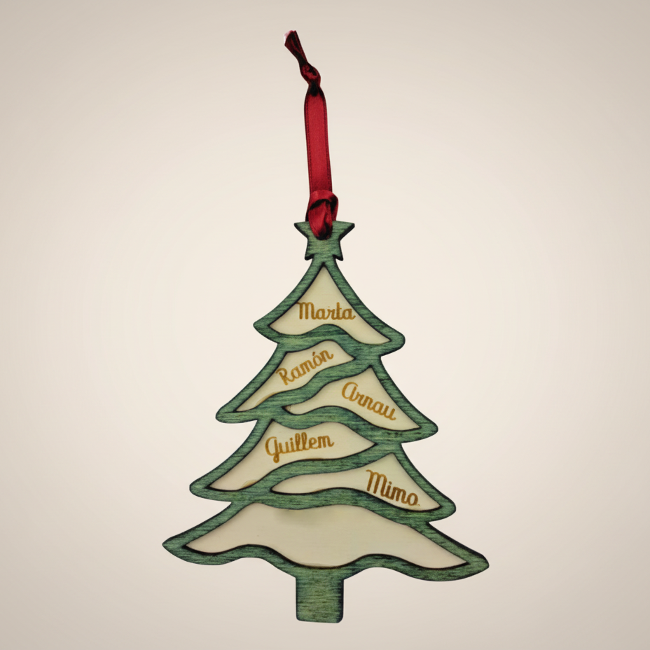 Adorno de Navidad en forma de árbol de madera a dos capas. Personalizable con nombres y mensaje grabados a láser. Incluye cinta roja para colgar. Detalle navideño único y artesanal.