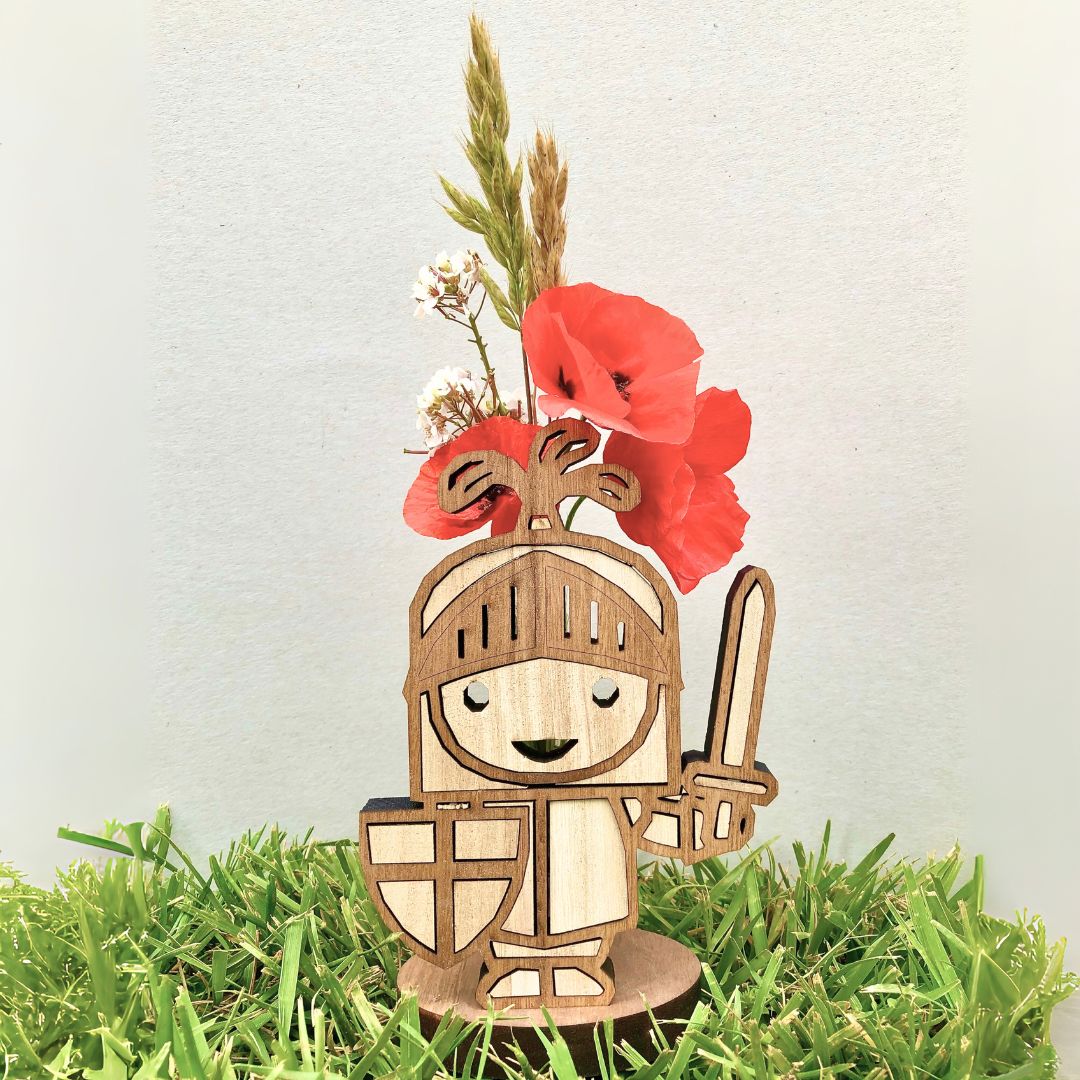 Porta rosas de madera con diseño de caballero de Sant Jordi, figura artesanal con tubo para flor natural, hecha a mano en madera sostenible, ideal para decorar o regalar en la Diada de Sant Jordi.