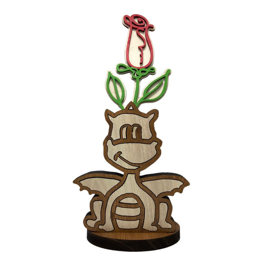 Porta rosas de madera con diseño de dragón de Sant Jordi, figura artesanal con tubo para flor natural, hecha a mano en madera sostenible, ideal para decorar o regalar en la Diada de Sant Jordi.