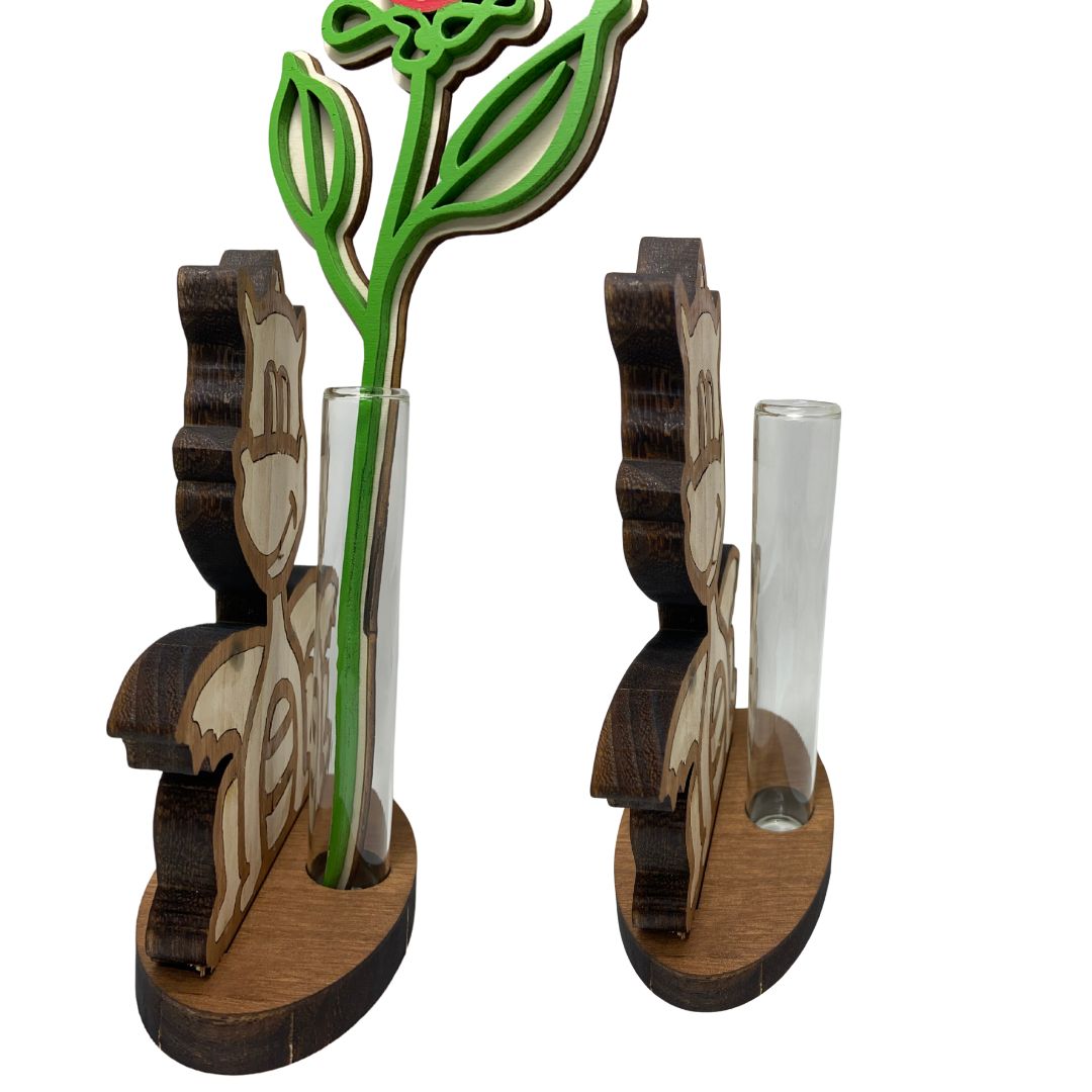 Detalle del porta rosas de madera con diseño de dragón de Sant Jordi, figura artesanal con tubo para flor natural, hecha a mano en madera sostenible, ideal para decorar o regalar en la Diada de Sant Jordi.
