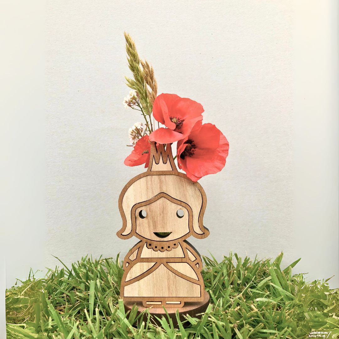 Porta rosas de madera con diseño de princesa de Sant Jordi, figura artesanal con tubo para flor natural, hecha a mano en madera sostenible, ideal para decorar o regalar en la Diada de Sant Jordi.
