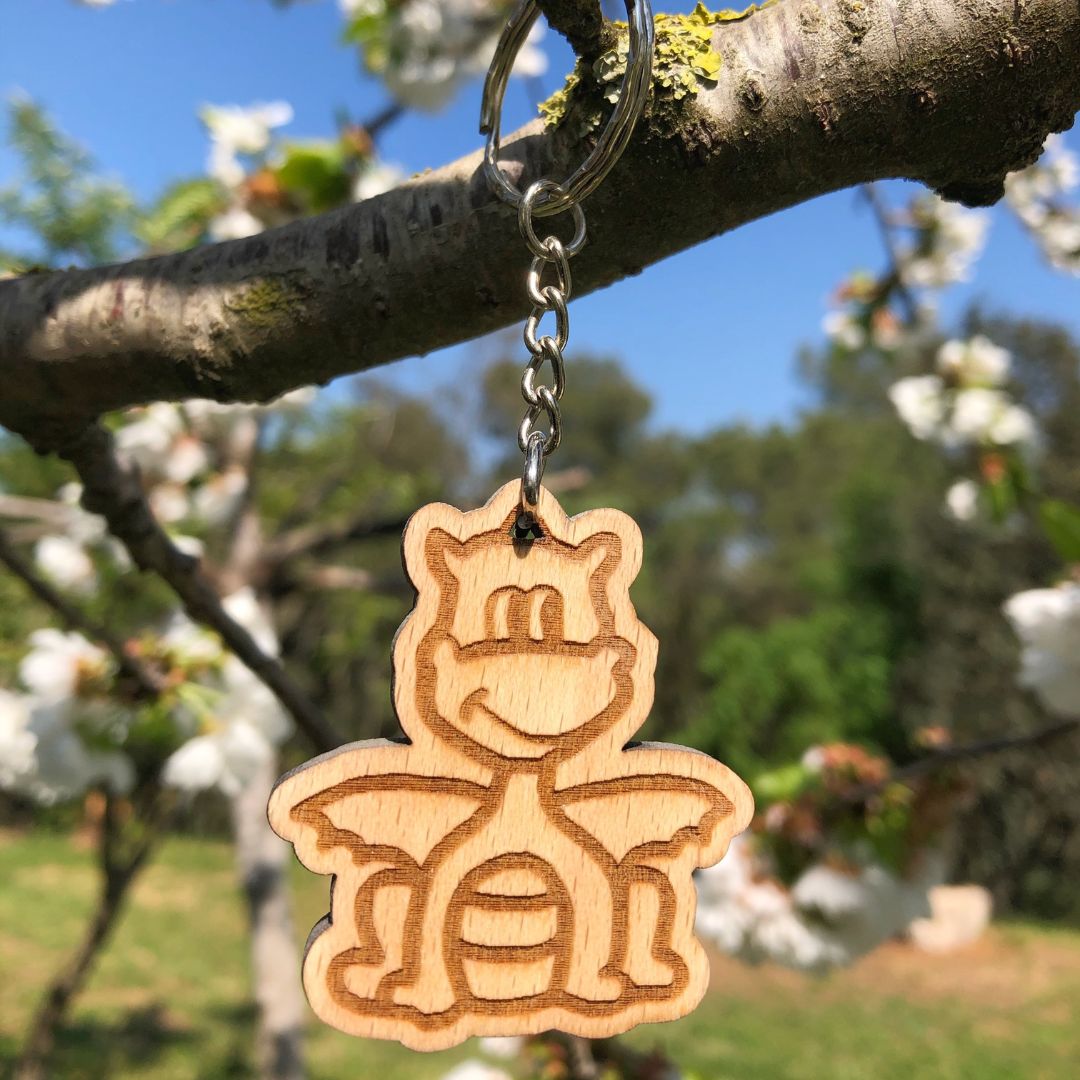 Llavero de madera con forma de dragón de Sant Jordi grabado a láser, diseño artesanal y sostenible ideal como detalle o regalo en la Diada de Sant Jordi.