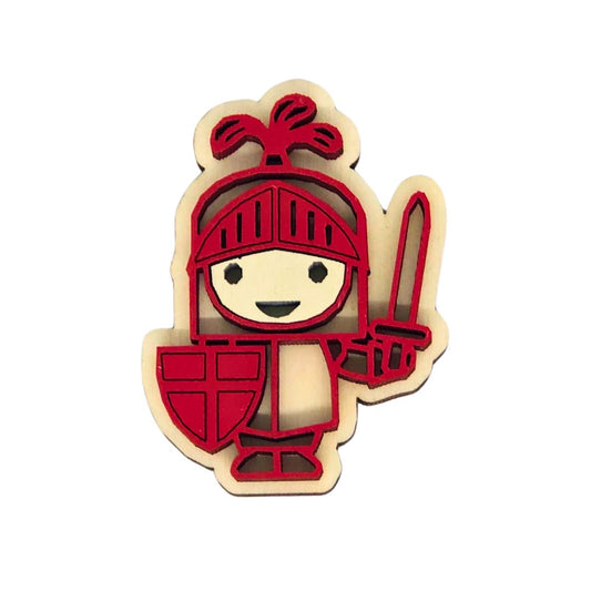 Imán de madera artesanal con figura del caballero de Sant Jordi: pintado en relieve de colores, recuerdo sostenible y decorativo del día de Sant Jordi. Muestra en rojo