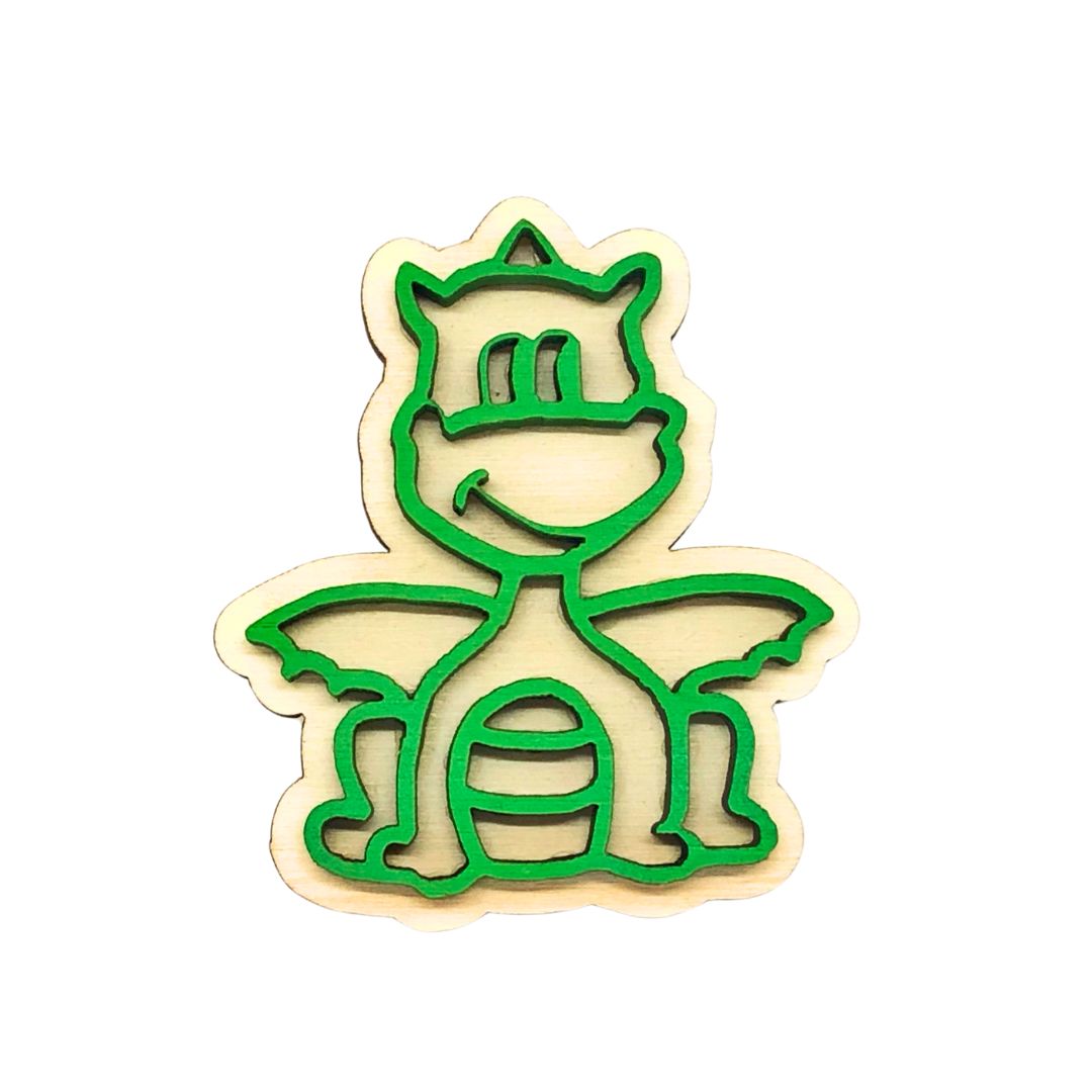Imán de madera artesanal con figura del dragón de Sant Jordi: pintado en relieve de colores, recuerdo sostenible y decorativo del día de Sant Jordi.