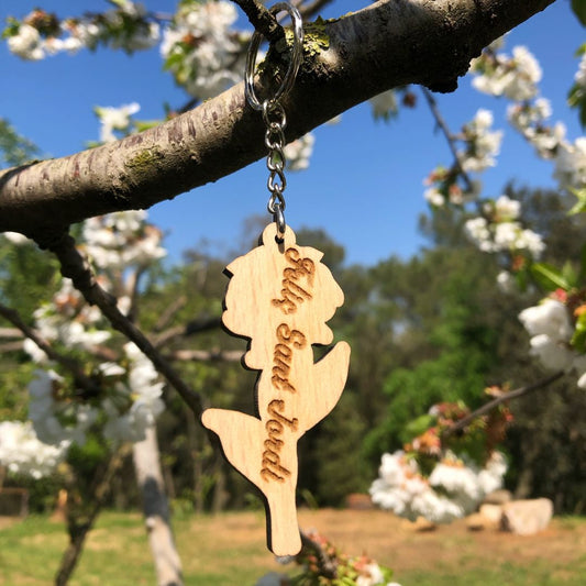 Llavero de madera con forma de rosa de Sant Jordi grabada a láser, con la frase Feliç Sant Jordi.
