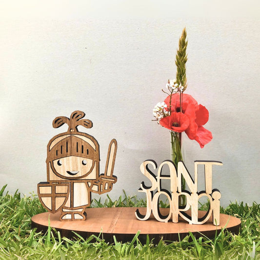Figura de caballero de madera artesanal con base y flor natural, decoración sostenible de sobremesa inspirada en la leyenda de Sant Jordi, ideal para regalar o decorar en la Diada.