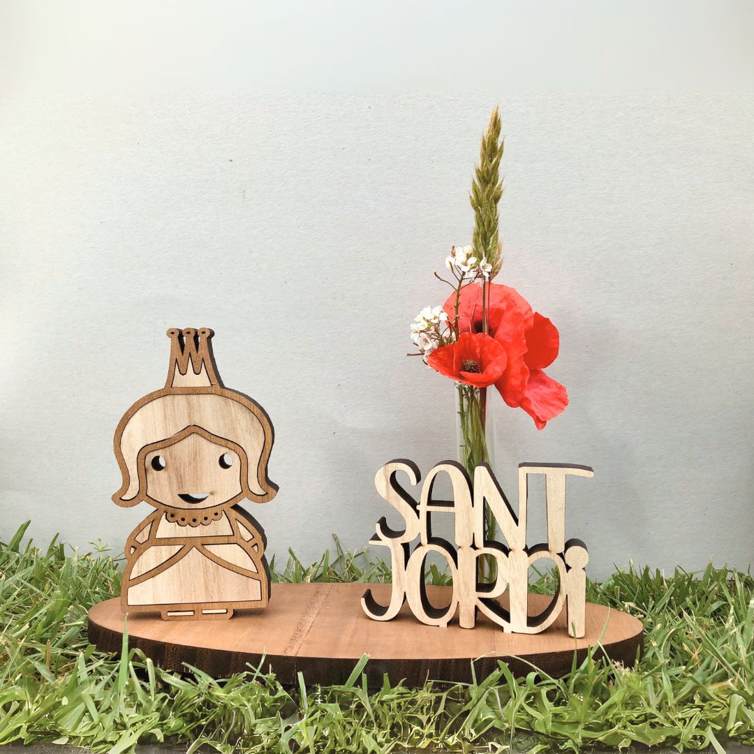 Figura de princesa de madera artesanal con base y flor natural, decoración sostenible de sobremesa inspirada en la leyenda de Sant Jordi, ideal para regalar o decorar en la Diada.