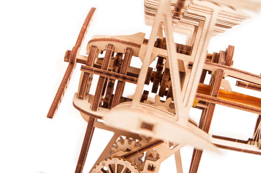 Detalle Maqueta de avión biplano de madera para montar, modelo artesanal con piezas cortadas a láser, diseño decorativo y educativo ideal para amantes de las manualidades y coleccionistas.