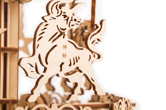 Maqueta de tiovivo de madera para montar, modelo artesanal con piezas cortadas a láser, diseño decorativo y educativo ideal para amantes de las manualidades y coleccionistas. Detalle