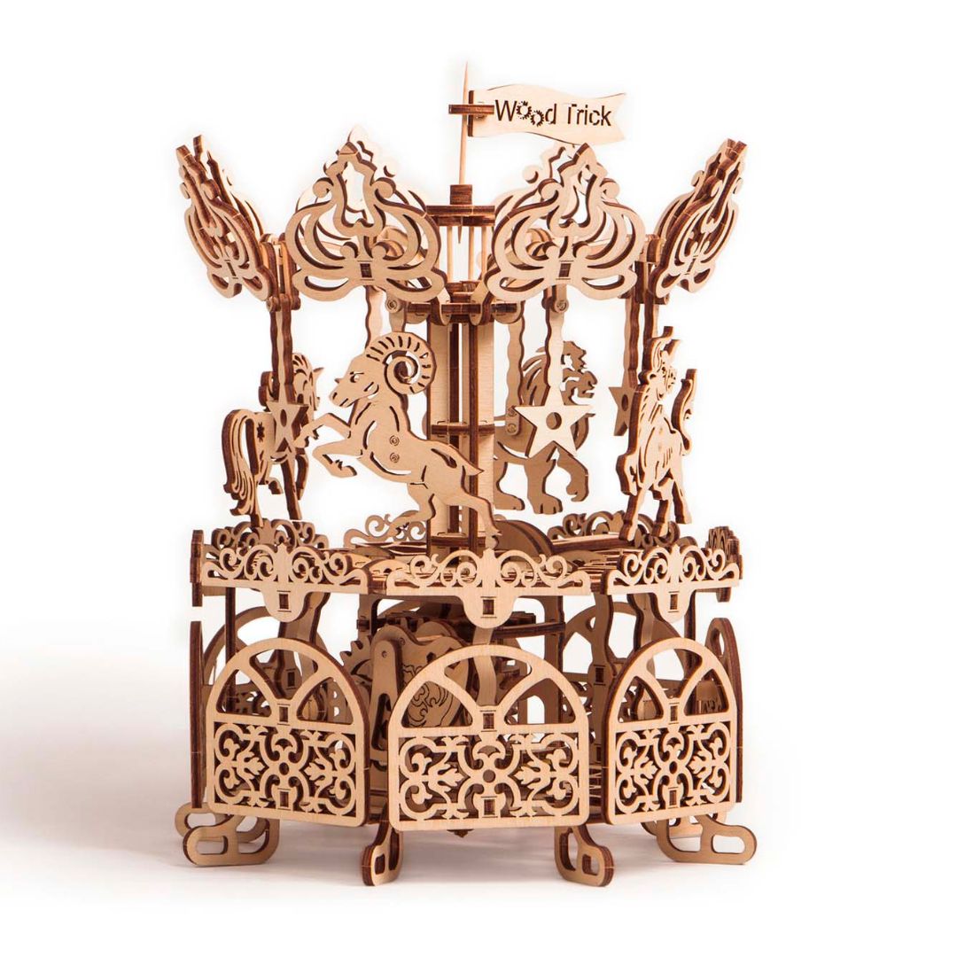 Maqueta de tiovivo de madera para montar, modelo artesanal con piezas cortadas a láser, diseño decorativo y educativo ideal para amantes de las manualidades y coleccionistas.