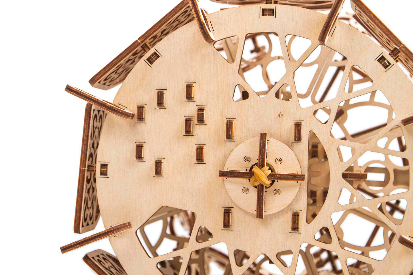 Maqueta de tiovivo de madera para montar, modelo artesanal con piezas cortadas a láser, diseño decorativo y educativo ideal para amantes de las manualidades y coleccionistas. Detalle