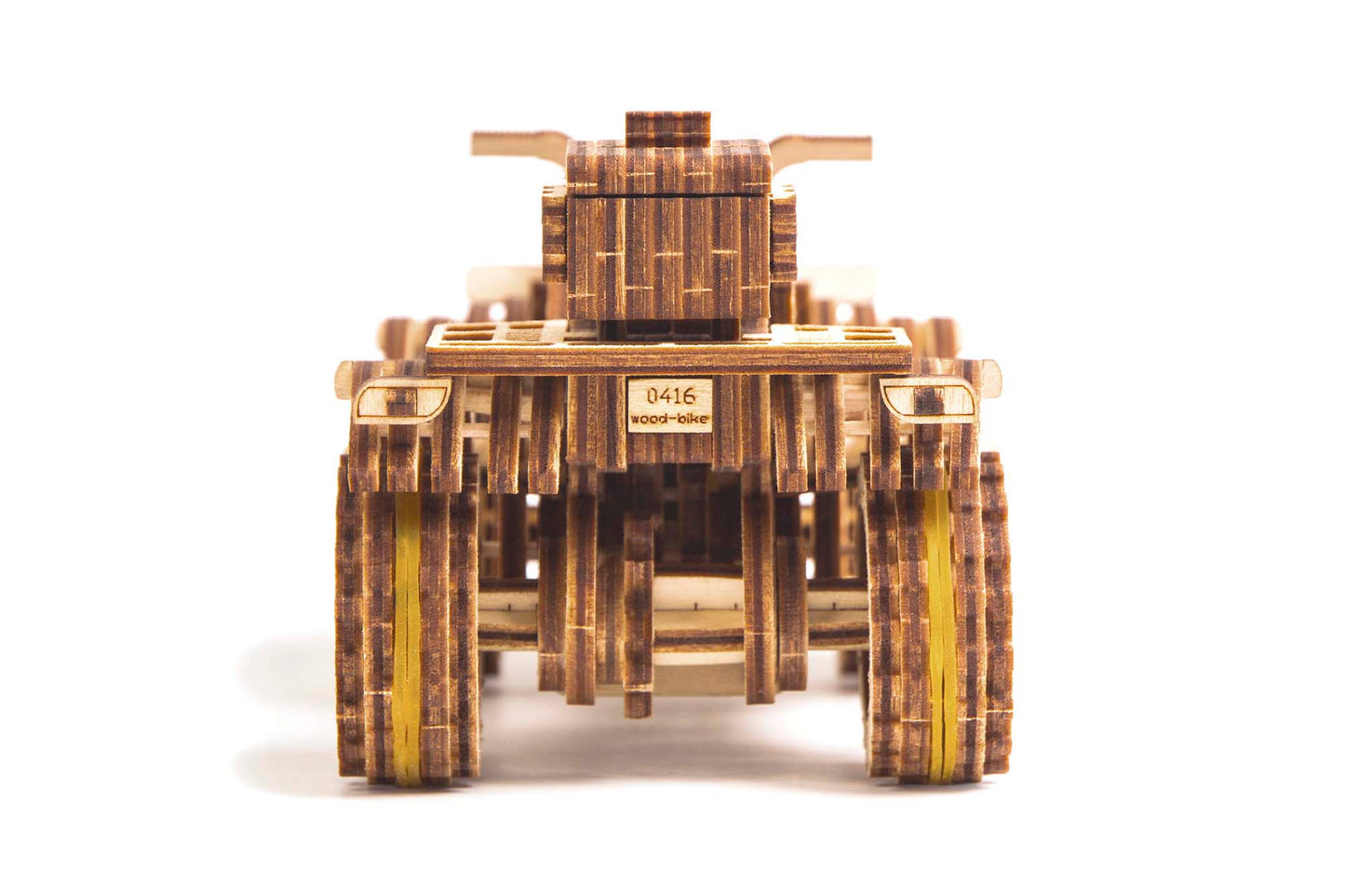 Maqueta de quad de madera para montar, modelo artesanal con piezas cortadas a láser, diseño decorativo y educativo ideal para amantes de las manualidades y coleccionistas. Vista posterior