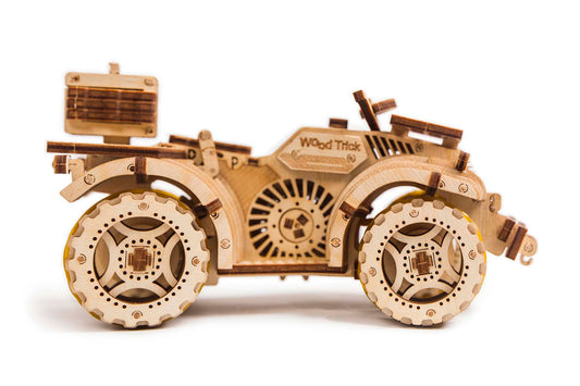 Maqueta de quad de madera para montar, modelo artesanal con piezas cortadas a láser, diseño decorativo y educativo ideal para amantes de las manualidades y coleccionistas. Vista lateral