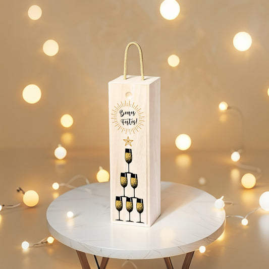 Caja de madera para botella de vino, con la tapa personalizada con motivo navideño: copas formando un árbol de navidad y la frase Bones Festes