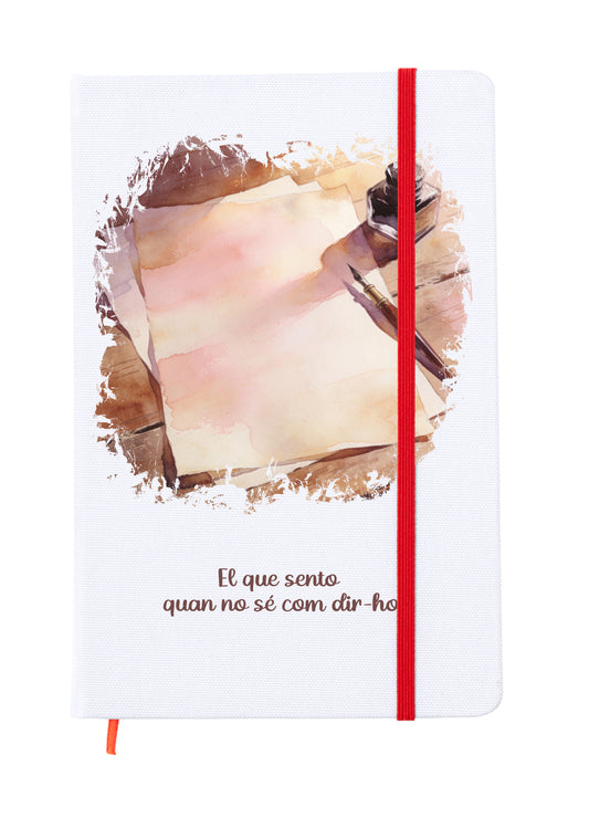 Libreta tamaño 15x20cm con goma elástica para cerrar de color rojo. Interior páginas en blanco para escribir compartiendo con la pareja. Portada a todo color con una ilustración romántica que forma parte de un conjunto para san valentin. El que sento quan no sé com dir-ho