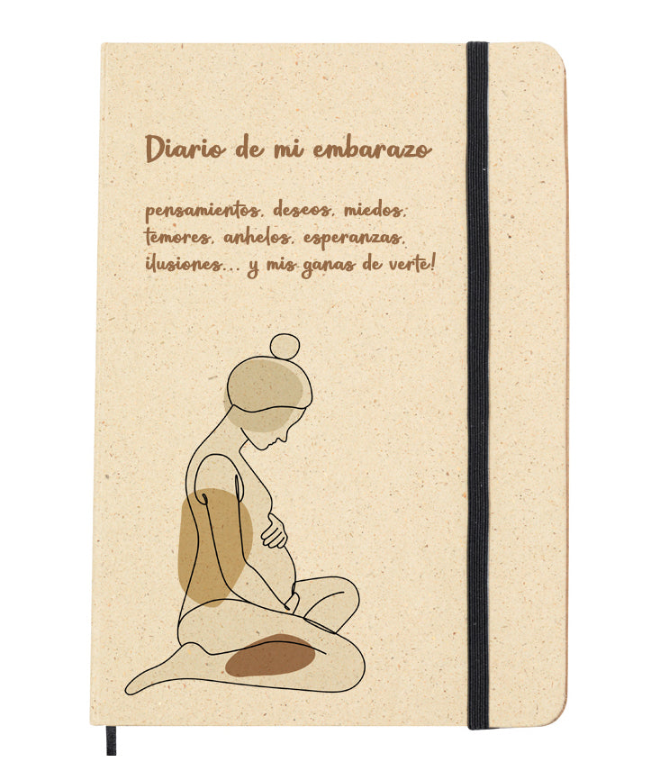 Portada del bloc de notas de hierba reciclada con goma elástica para mantenerla cerrada. Diseño de la portada: Dibujo de una sola línea de una mujer embarazada, sentada en el suelo acariciándose la tripa. Acompaña la frase: Diario de mi embarazo: pensamientos, deseos, miedos, temores, anhelos, esperanzas, ilusiones... y mis ganas de verte!"