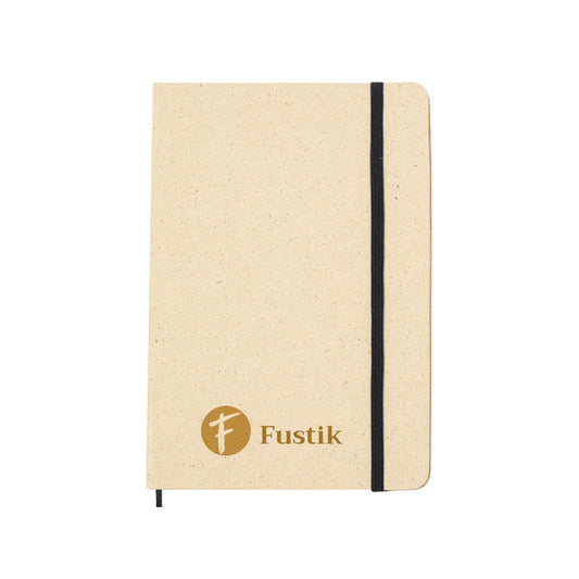 Portada del bloc de notas de hierba reciclada con goma elástica para mantenerla cerrada. Diseño de la portada con el logo de Fustik impreso