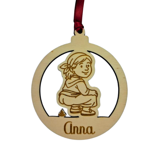 Bola de Nadal de fusta personalitzable amb nom gravat a làser, decorada amb la figura del Caganer del pessebre.