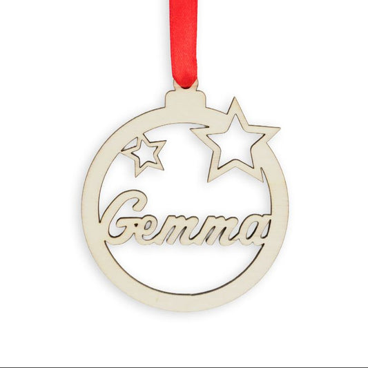 Bola de navidad de madera formada por un círculo y dos estrellas troqueladas y el nombre en el centro. Ligera y resistente. Incluye cinta roja para colgar en el árbol.