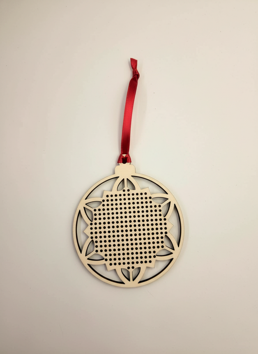 Adorno navideño elegante de madera para crear con punto de cruz o bordado. Elemento diy para personalizar a tu gusto.