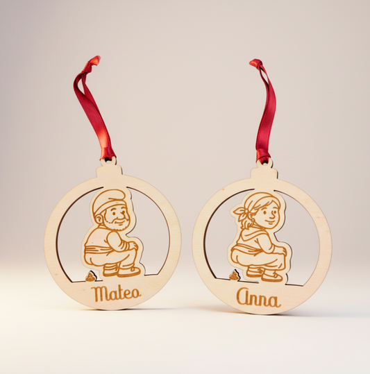 Bola de Nadal de fusta personalitzable amb nom gravat a làser, decorada amb la figura del Caganer del pessebre.
