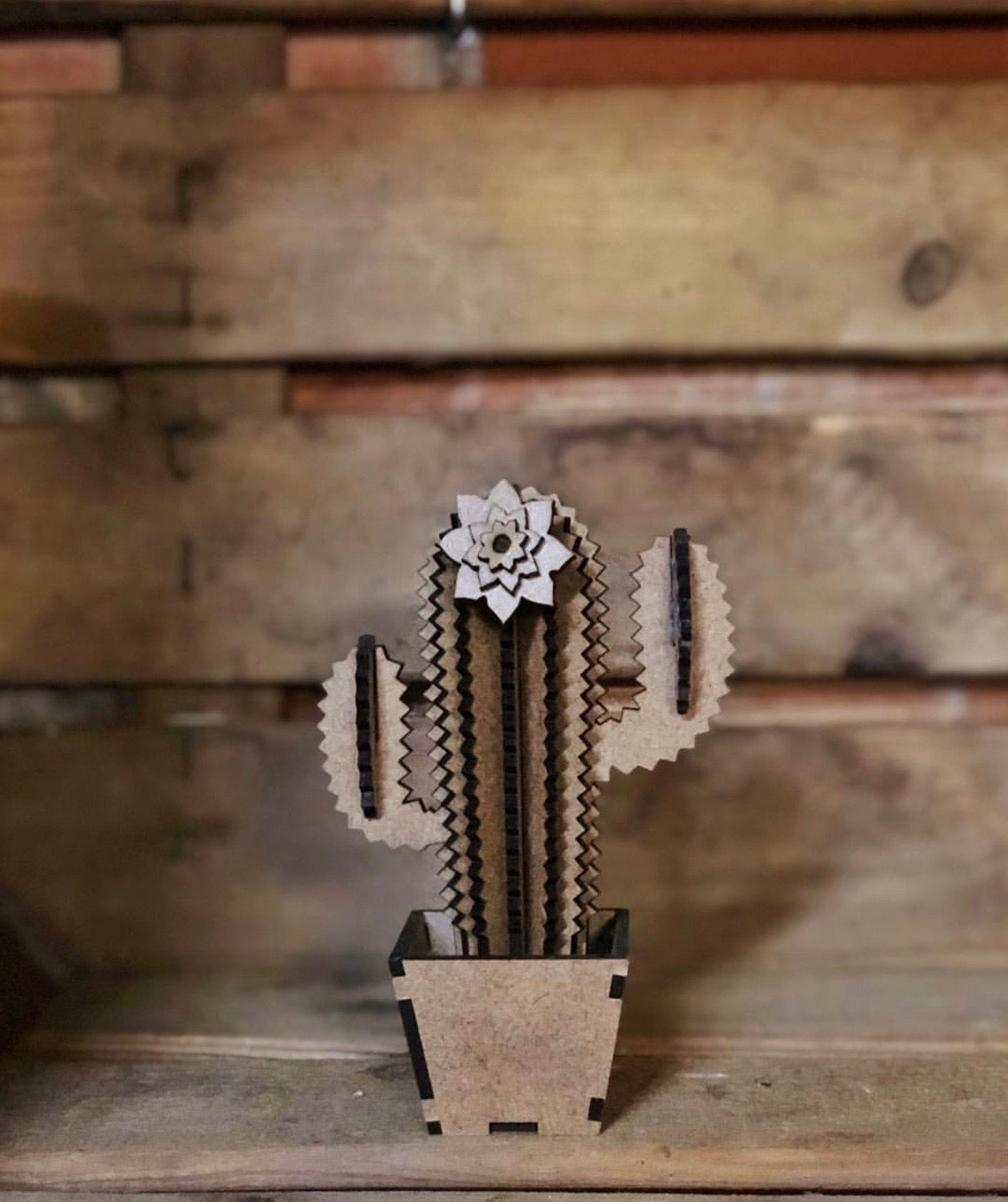 Cactus decorativo de madera con diseño 3D y maceta integrada, figura artesanal sostenible ideal para regalar o decorar interiores con un toque natural y moderno.