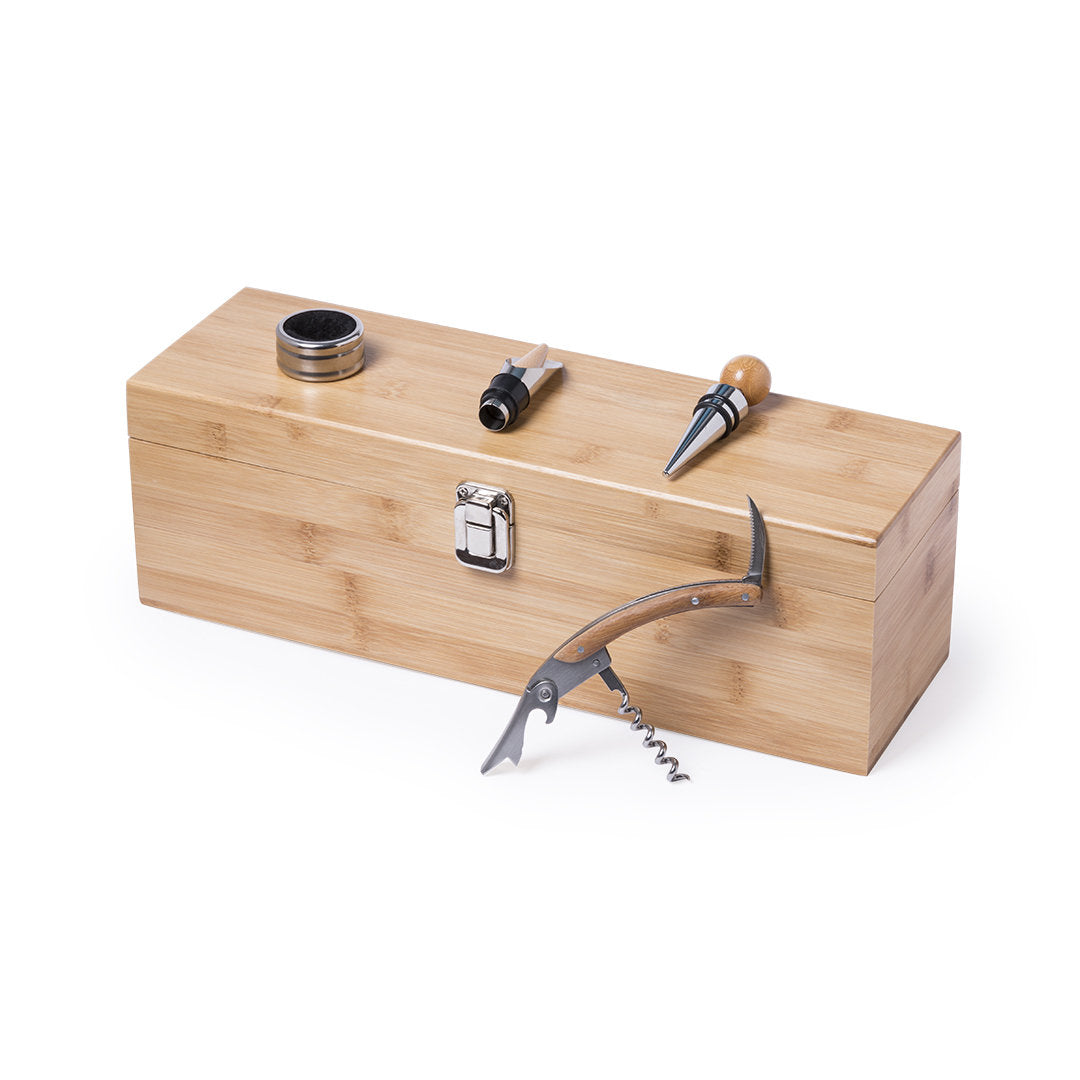 Set de vinos premium acabado en madera bambú. Accesorios de acero inox. Incluye sacacorchos, cortacápsulas, tapón, dosificador y recogegotas. Presentado en estuche individual de madera de bambú, con compartimento interior para botella de vino -no incluida-.