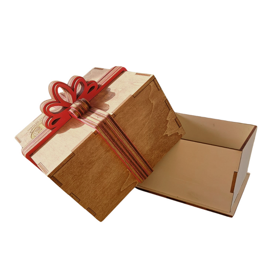 Caja de madera de haya natural con tapa extraíble deslizando hacia arriba. Decorada con un lazo rojo de madera para darle el toque final. Ideal para regalar algo importante. Detalle caja abierta