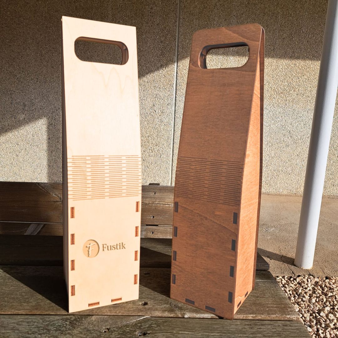 Caja con asa, de madera de chopo natural para guardar una botella de vino. Personalizable con grabado láser. Ideal para poner logotipos, frases, dedicatorias, nombres...