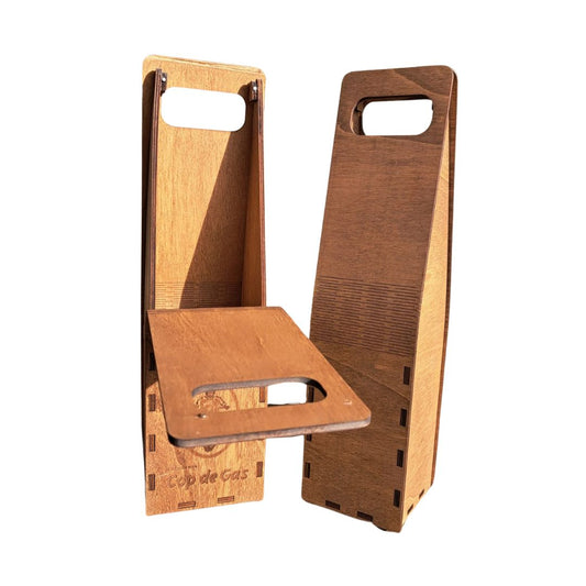 Caja con asa, de madera de chopo natural para guardar una botella de vino. Personalizable con grabado láser. Ideal para poner logotipos, frases, dedicatorias, nombres...