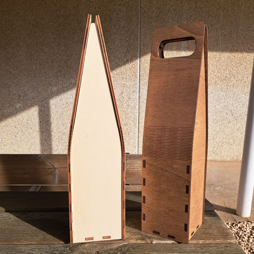 Caja con asa, de madera de chopo natural para guardar una botella de vino. Personalizable con grabado láser. Ideal para poner logotipos, frases, dedicatorias, nombres...