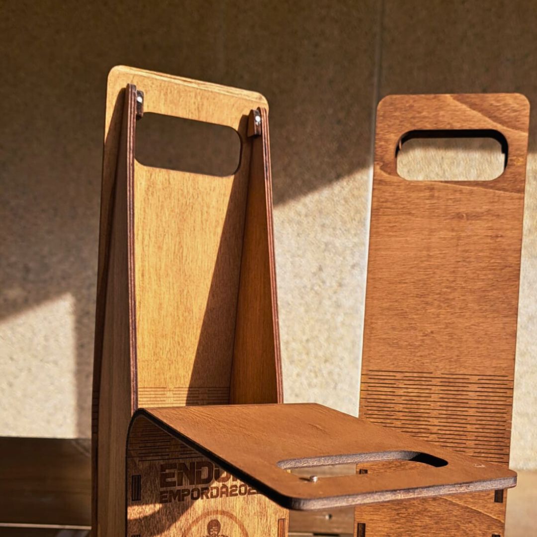 Caja con asa, de madera de chopo natural para guardar una botella de vino. Personalizable con grabado láser. Ideal para poner logotipos, frases, dedicatorias, nombres...