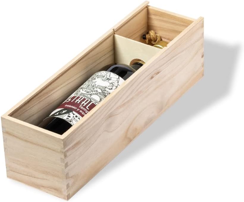 Detalle de la caja de madera para botellas de vino, abierta con la tapa enfrente sin encajar en la caja y una botella de vino en su interior