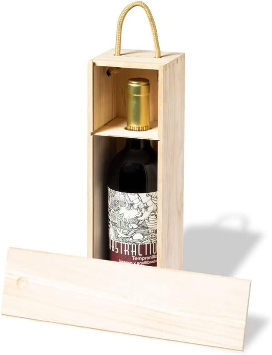 Detalle de la caja de madera para botellas de vino, abierta con la tapa enfrente sin encajar en la caja y una botella de vino en su interior