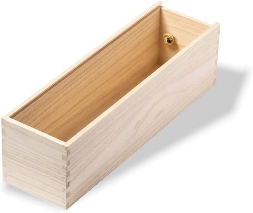 Detalle de la caja de madera para botellas de vino, abierta y sin la tapa