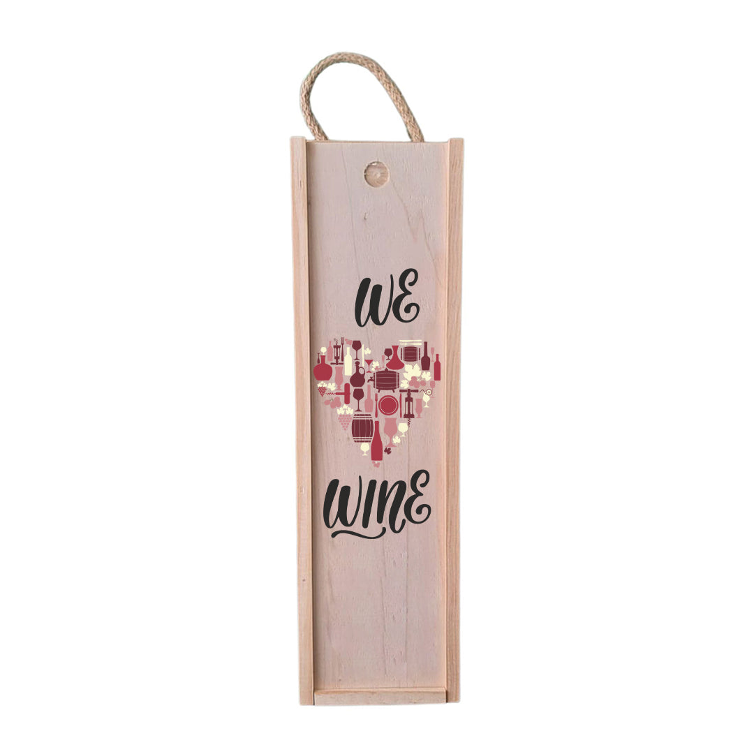 Caja de madera para presentar una botella de vino con una ilustración en forma de corazón y el texto We Love Wine.