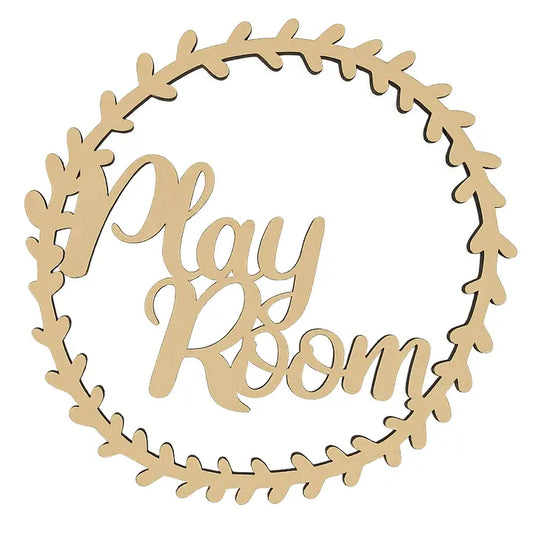 Corona de madera colgada en la pared con la frase "Play Room" tallada en el centro