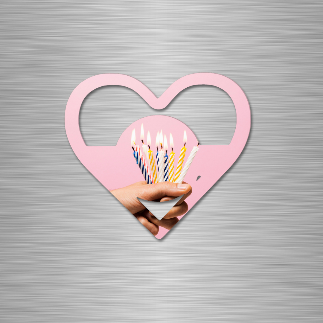 Imán en forma de corazón silueteado de madera, personalizado con impresión a todo color por una cara. Perfecto para diseñar una frase para una persona especial, una foto divertida o como detalle de recuerdo de un evento