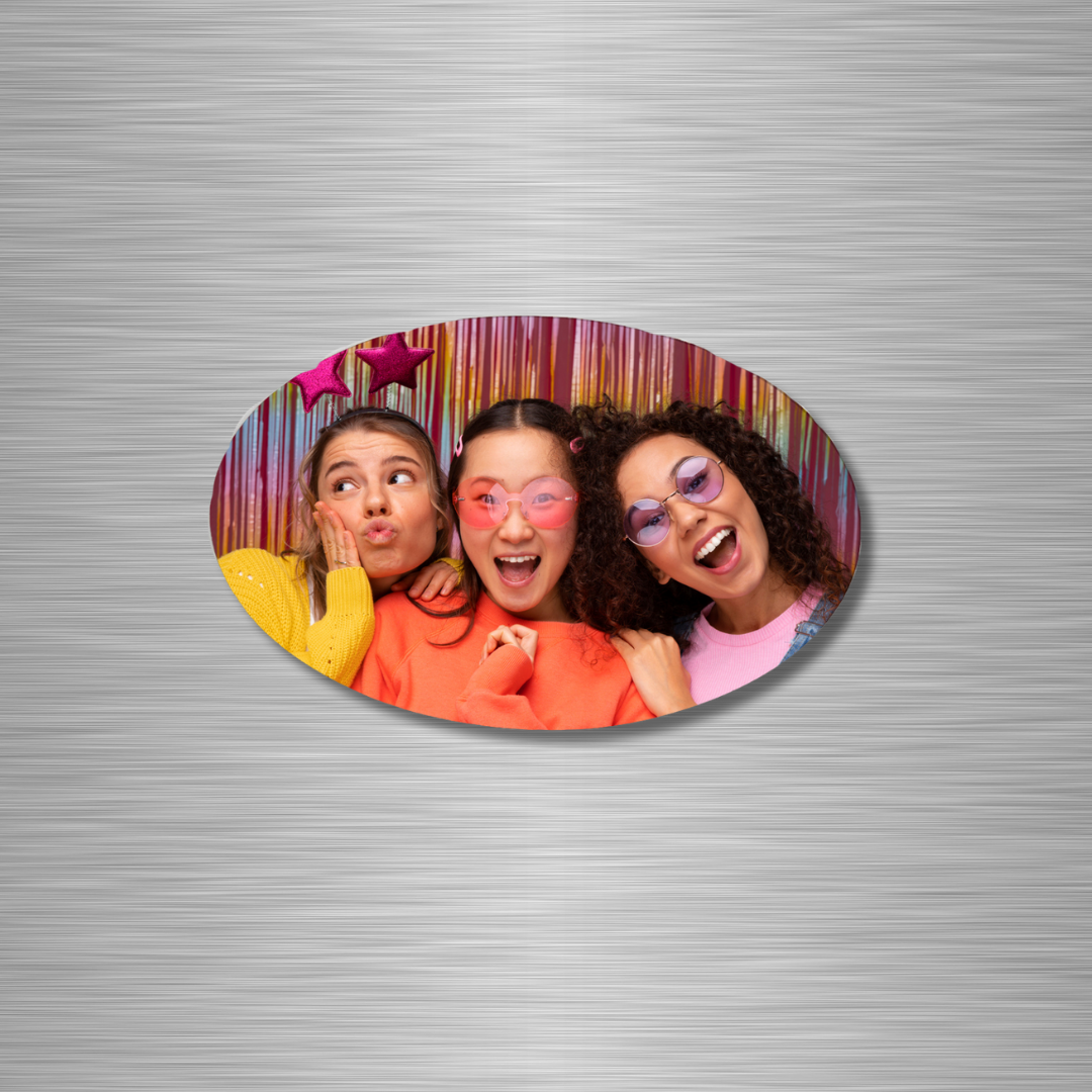 Imán en forma ovalada de madera, personalizado con impresión a todo color por una cara. Perfecto para diseñar una frase para una persona especial, una foto divertida o como detalle de recuerdo de un evento