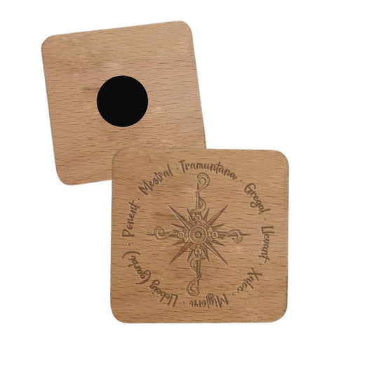 Imán de madera de haya cuadrado con la rosa de los vientos grabada a láser: Para amantes del mar, la naturaleza y el conocimiento del lugar.