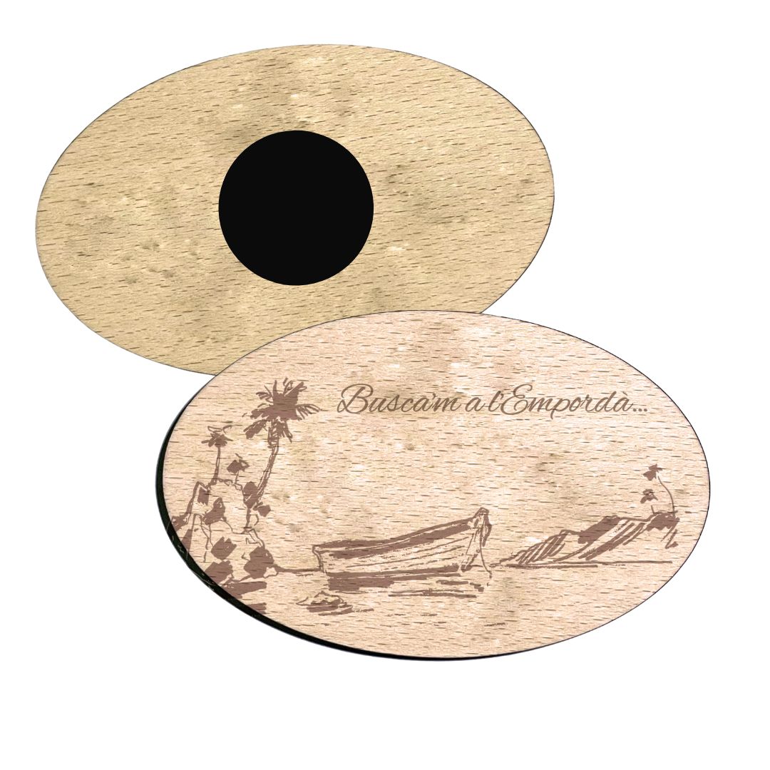 Imán de madera de haya ovalado, personalizado con grabado láser de un dibujo de la Costa Brava y la frase "Busca'm a l'Empordà"