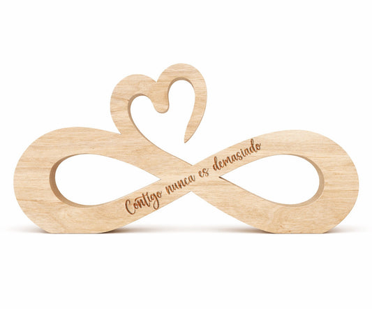 Figura decorativa de madera de haya natural en forma de infinito con un pequeño corazón encima y un mensaje grabado a láser ideal para el día de san valentín. Regalo para enamorados. Contigo nunca es demasiado