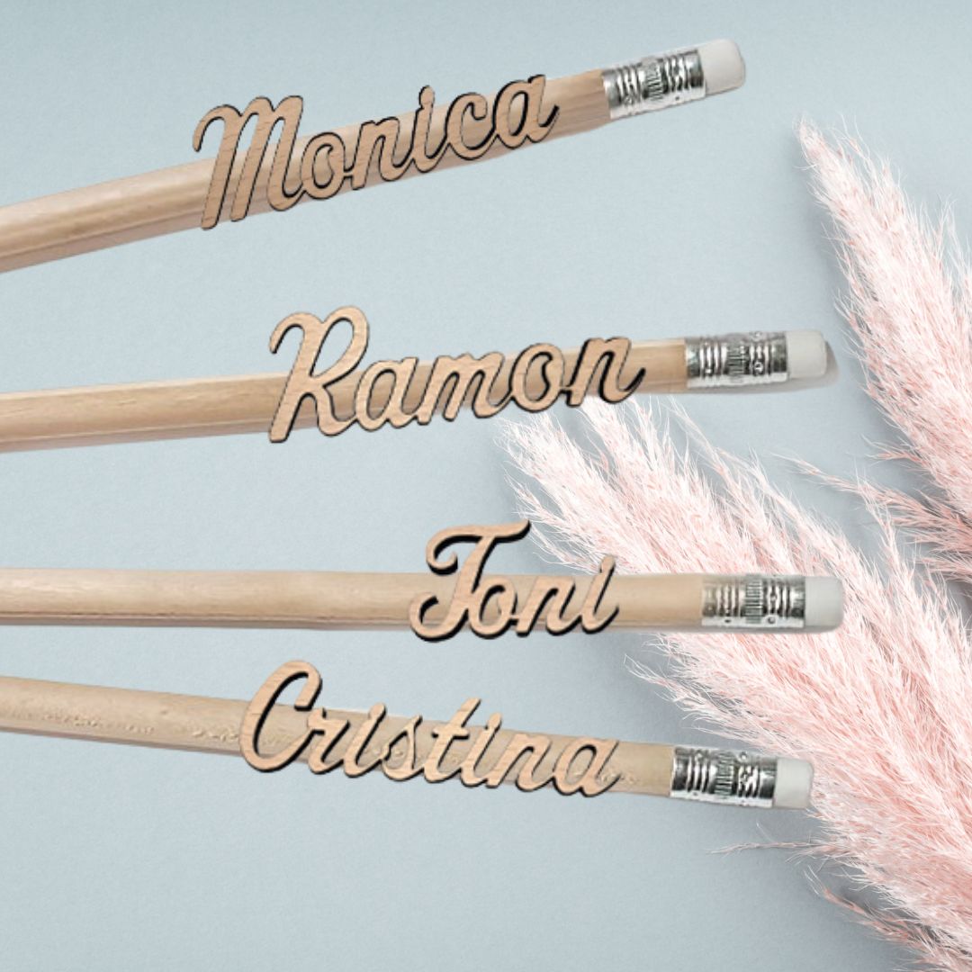 Lápices de madera con nombre de madera tallados a láser para personalizar cada unidad con su nombre. Regalo ideal para eventos