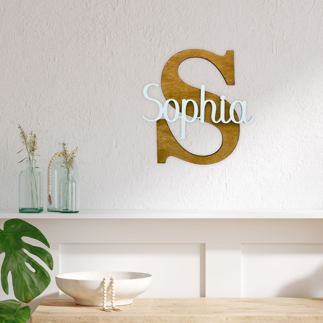 Nombre decorativo de madera, troquelado y montado sobre inicial de madera de chopo pintadas a dos colores para mayor contraste