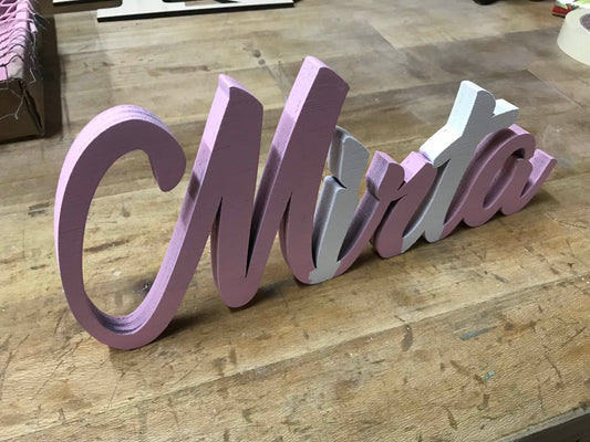 Nombre tallado en madera de abeto de 30mm de grosor pintado a dos colores